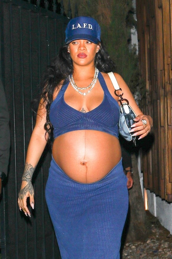Rihanna enceinte quitte seule le restaurant Nobu à Los Angeles le 6 avril 2022. 