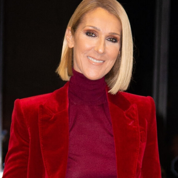 Celine Dion arbore un total look rouge satin et velour à la sortie de son hôtel à New York, le 14 novembre 2019 