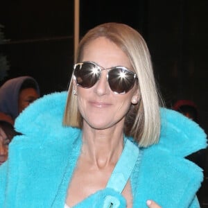 Celine Dion en total look turquoise avec cuissardes et sac banane assorti dans les rues de New York. Celine arbore l'ultra tendance blunt bob (Coupe carré blond) ! Le 13 novembre 2019 