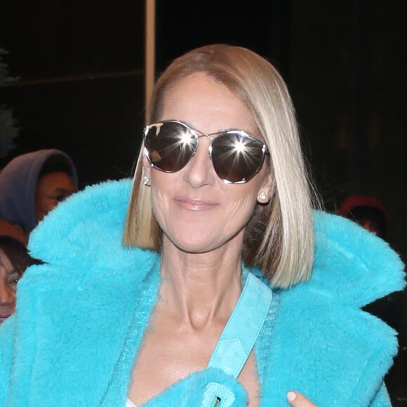 Celine Dion en total look turquoise avec cuissardes et sac banane assorti dans les rues de New York. Celine arbore l'ultra tendance blunt bob (Coupe carré blond) ! Le 13 novembre 2019 