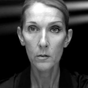 Céline Dion se montre sans maquillage dans le clip en noir et blanc de sa nouvelle chanson "Imperfections".