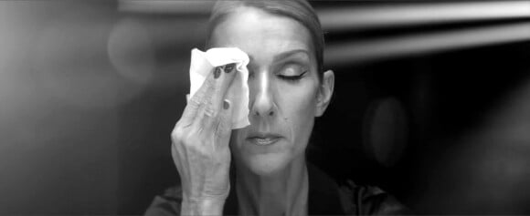 Céline Dion se montre sans maquillage dans le clip en noir et blanc de sa nouvelle chanson "Imperfections". Au cours du clip, la chanteuse se démaquille face à la caméra en chantant notamment "I got my own imperfections...I got my own set of scars to hide" (J'ai mes propres imperfections...J'ai mes propres cicatrices à cacher). Ce titre est extrait de son nouvel album en anglais à paraître, intitulé "Courage". Los Angeles. Le 27 septembre 2019. 