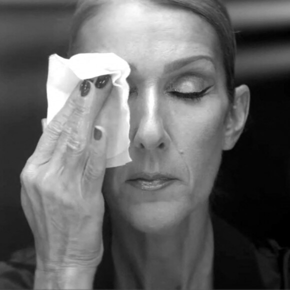 Céline Dion se montre sans maquillage dans le clip en noir et blanc de sa nouvelle chanson "Imperfections". Au cours du clip, la chanteuse se démaquille face à la caméra en chantant notamment "I got my own imperfections...I got my own set of scars to hide" (J'ai mes propres imperfections...J'ai mes propres cicatrices à cacher). Ce titre est extrait de son nouvel album en anglais à paraître, intitulé "Courage". Los Angeles. Le 27 septembre 2019. 
