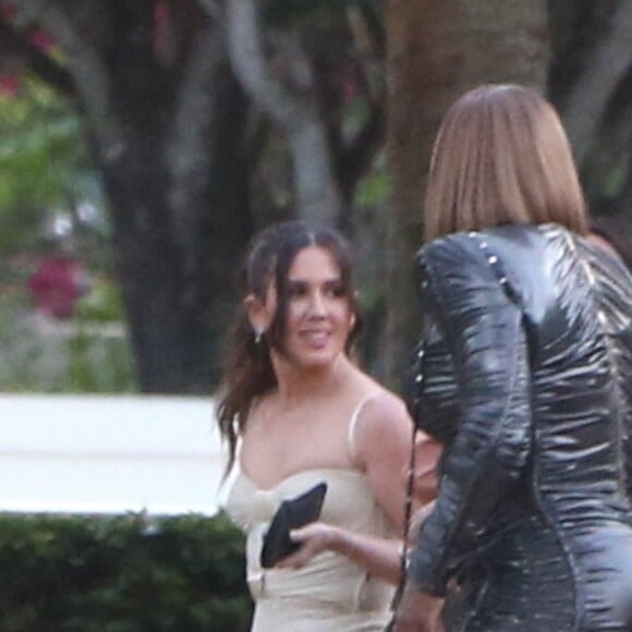 Eva Longoria et Serena Williams - Arrivée des invités au dîner des Beckham la veille du mariage de Brooklyn et Nicola.Peltz à Palm Beach le 8 avril 2022. 