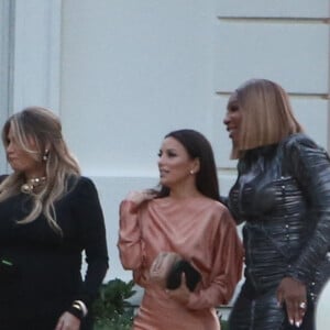 Eva Longoria et Serena Williams - Arrivée des invités au dîner des Beckham la veille du mariage de Brooklyn et Nicola.Peltz à Palm Beach le 8 avril 2022. 