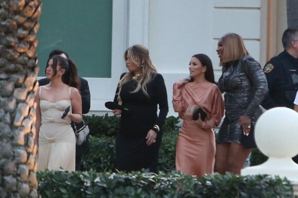 Eva Longoria et Serena Williams - Arrivée des invités au dîner des Beckham la veille du mariage de Brooklyn et Nicola.Peltz à Palm Beach le 8 avril 2022. 