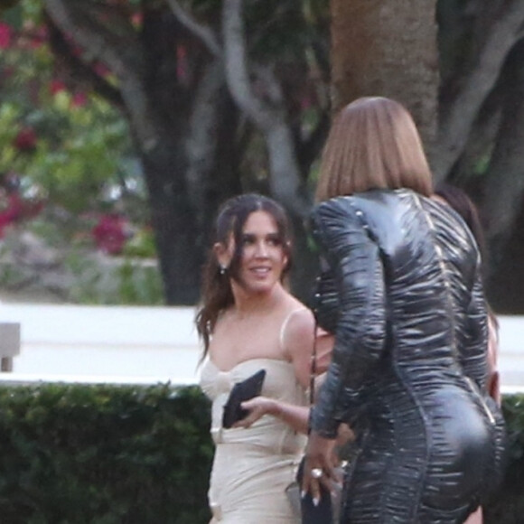 Eva Longoria et Serena Williams - Arrivée des invités au dîner des Beckham la veille du mariage de Brooklyn et Nicola.Peltz à Palm Beach le 8 avril 2022. 