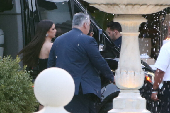 Marc Anthony et sa compagne Madu Nicola - Arrivée des invités au dîner des Beckham la veille du mariage de Brooklyn et Nicola.Peltz à Palm Beach le 8 avril 2022. 