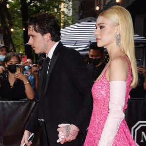 Brooklyn Beckham et sa fiancée Nicola Peltz - Sortie du Mark Hotel pour se rendre à la soirée du Met Gala (Met Ball) 2021 à New York, le 13 septembre 2021. 