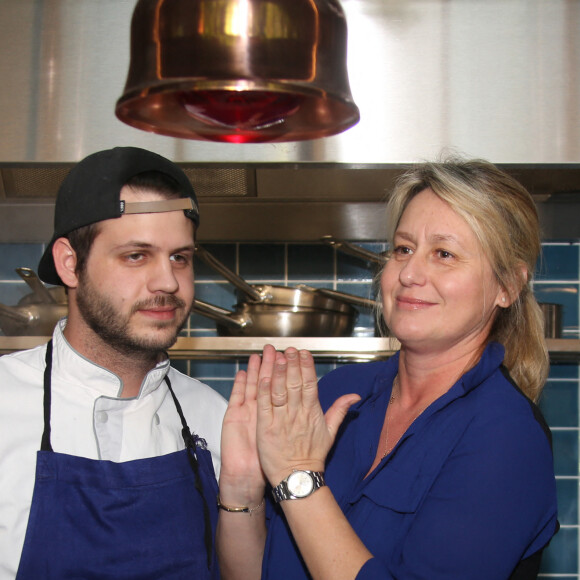 Exclusif - Alessandro Belmondo avec sa mère Luana Belmondo - Alessandro Belmondo, le fils de Paul et Luana Belmondo est chef cuisinier dans le nouveau restaurant "Il Cara Rosso" dont c'est l'inauguration ce jour, à Saint-Cloud le 31 janvier 2018. © Denis Guignebourg/Bestimage 