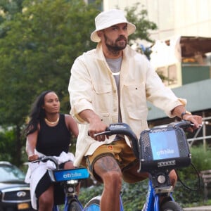 Jesse Williams fait du vélo en portant une attelle de pied à New York le 12 septembre 2021. L'acteur était accompagné d'une mystérieuse inconnue. 