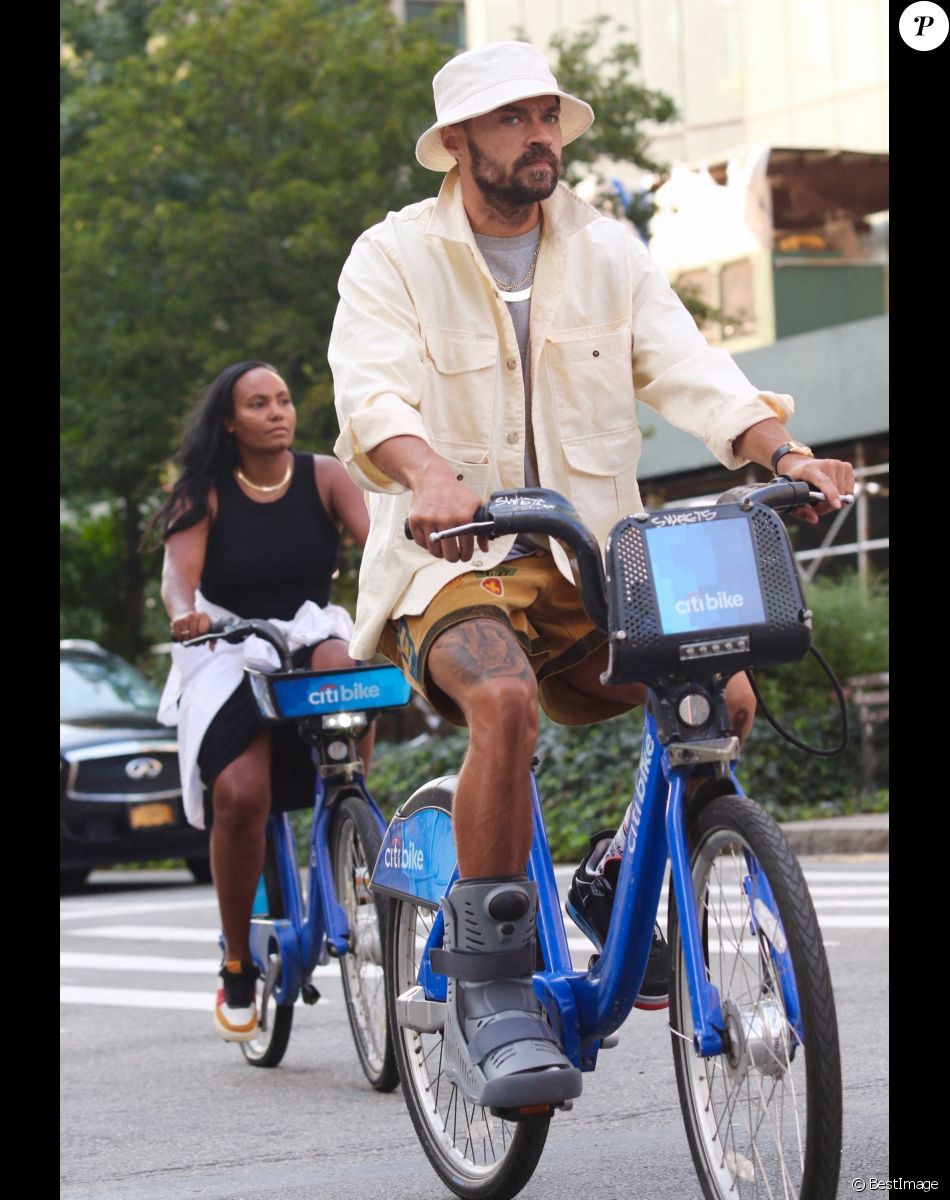 Jesse Williams fait du vélo en portant une attelle de pied à New York le 12 septembre 2021. L'acteur était accompagné d'une mystérieuse inconnue.