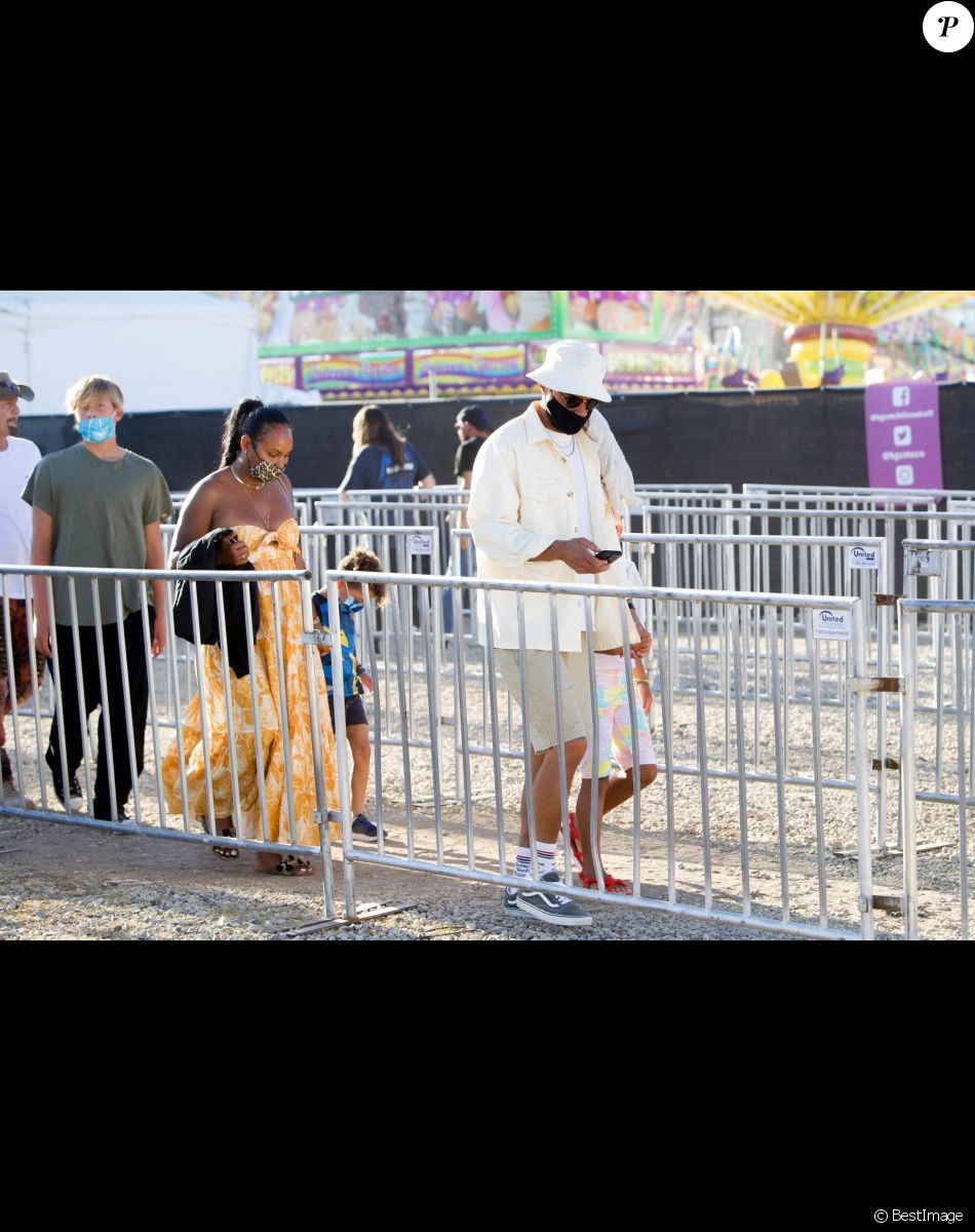 Jesse Williams avec son ex-femme Aryn Drake-Lee et leurs enfants Maceo et Sadie, à la fête foraine "Malibu Chili Cook-Off" à Los Angeles, le 4 septembre 2021.