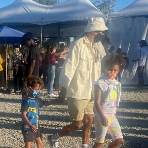 Jesse Williams avec son ex-femme Aryn Drake-Lee et leurs enfants Maceo et Sadie, à la fête foraine "Malibu Chili Cook-Off" à Los Angeles, le 4 septembre 2021. Merci de flouter le visage des enfants avant publication 