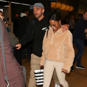 Jesse Williams et sa compagne Taylour Paige arrivent à l'aéroport de Salt Lake City, le 23 janvier 2020. 