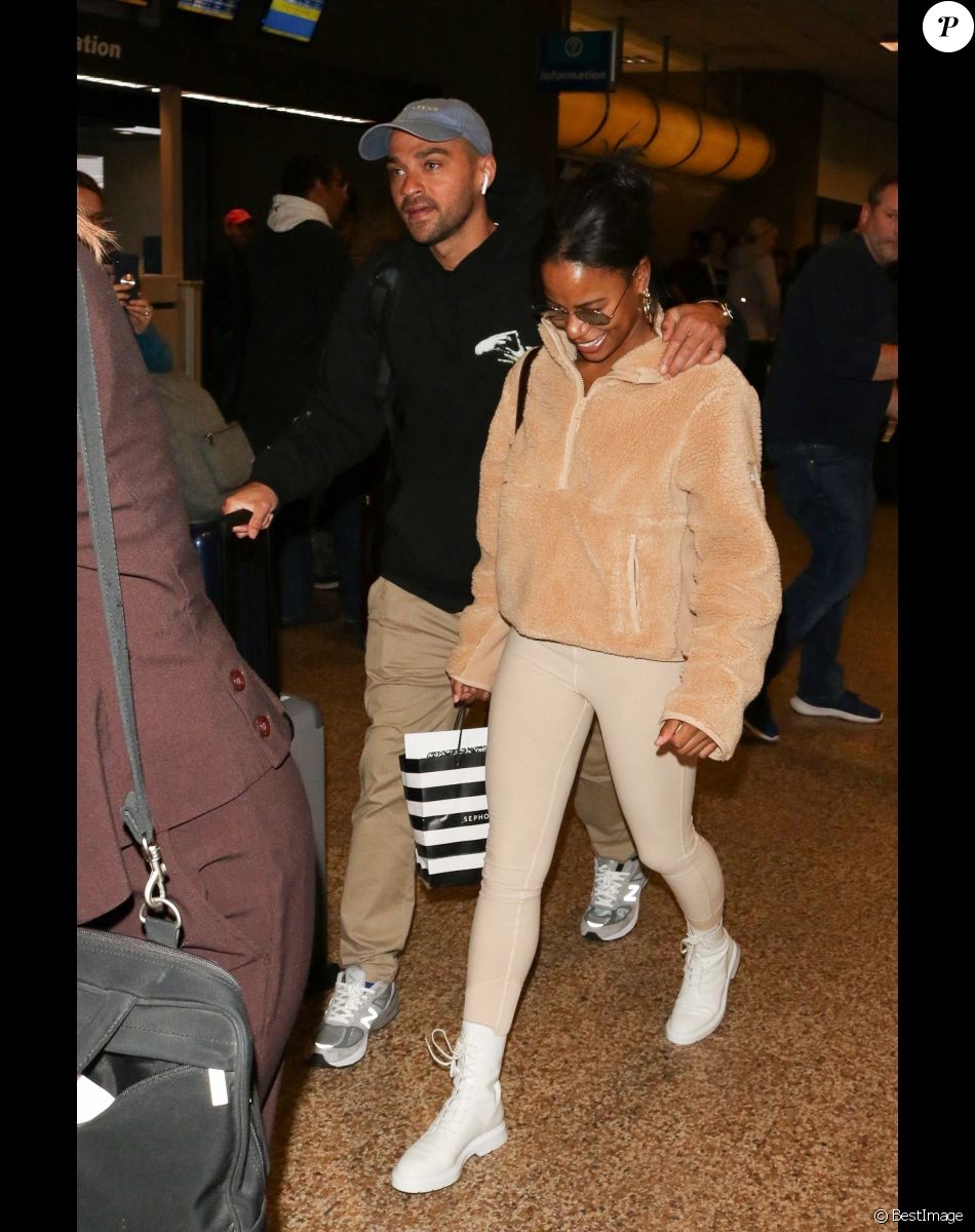 Jesse Williams et sa compagne Taylour Paige arrivent à l'aéroport de Salt Lake City, le 23 janvier 2020.