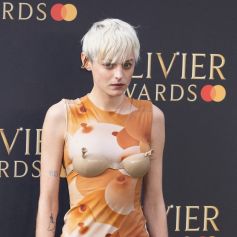 Emma Corrin au photocall des "Olivier Awards" au Royal Albert Hall à Londres, le 10 avril 2022.