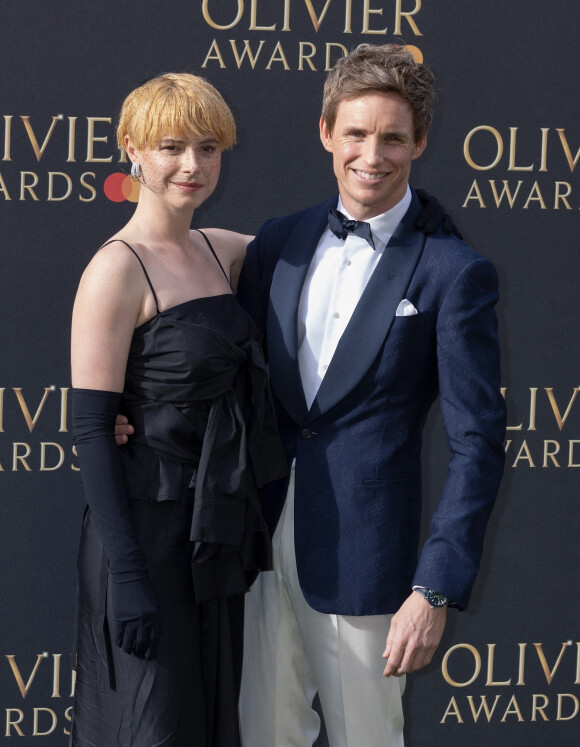 Eddie Redmayne et Buckley au photocall des "Olivier Awards" au Royal Albert Hall à Londres, le 10 avril 2022.