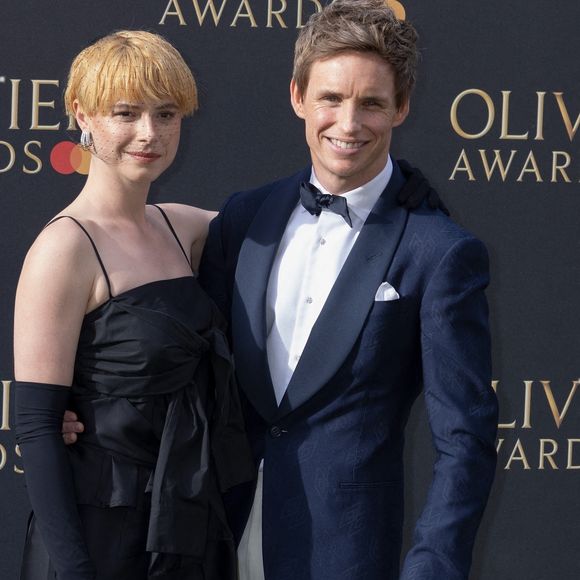 Eddie Redmayne et Buckley au photocall des "Olivier Awards" au Royal Albert Hall à Londres, le 10 avril 2022.
