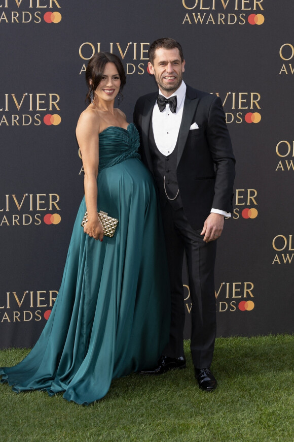 Liz Marsland, Kelvin Fletcher, au photocall des "Olivier Awards" au Royal Albert Hall à Londres, le 10 avril 2022.
