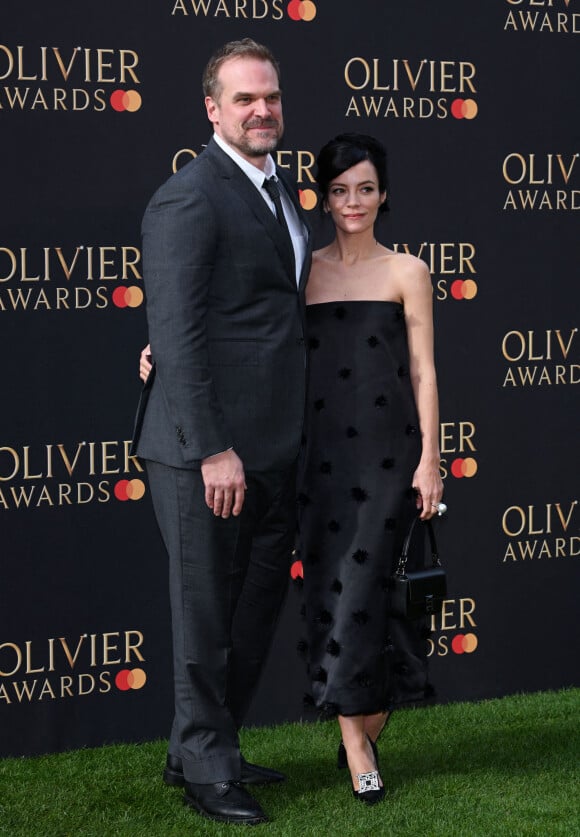 Lily Allen et David Harbour au photocall des "Olivier Awards" au Royal Albert Hall à Londres, le 10 avril 2022.