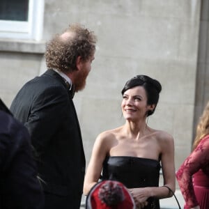 Lily Allen et son mari David Harbour arrivent au photocall des "Olivier Awards" au Royal Albert Hall à Londres, le 10 avril 2022. 