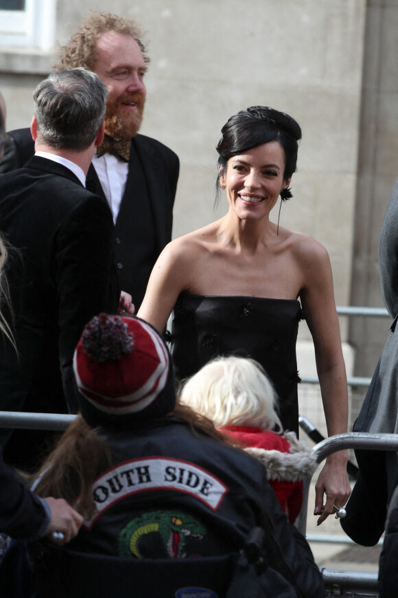 Lily Allen et son mari David Harbour arrivent au photocall des "Olivier Awards" au Royal Albert Hall à Londres, le 10 avril 2022. 