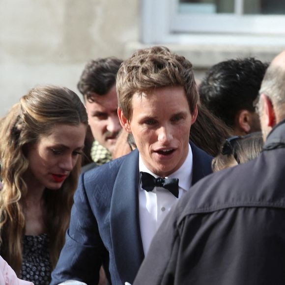 Eddie Redmayne arrive au photocall des "Olivier Awards" à Londres, le 10 avril 2022. 
