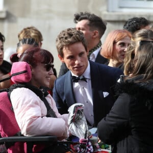 Eddie Redmayne arrive au photocall des "Olivier Awards" à Londres, le 10 avril 2022. 