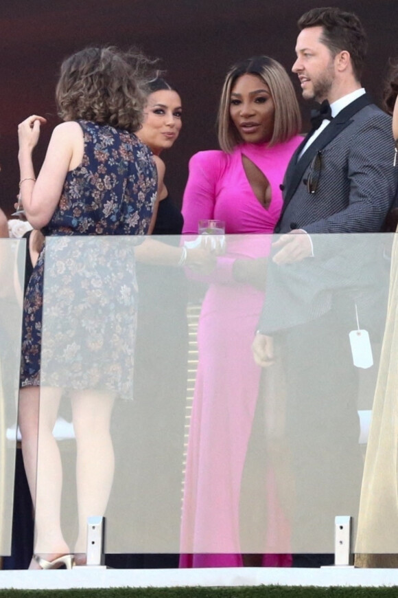 Eva Longoria, Serena Williams - Les invités lors de la cérémonie de mariage de Brooklyn Beckham et Nicola Peltz à Palm Beach en Floride le 9 avril 2022. 