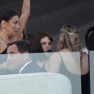 Eva Longoria et son mari José Antonio Baston - Les invités lors de la cérémonie de mariage de Brooklyn Beckham et Nicola Peltz à Palm Beach en Floride le 9 avril 2022. 