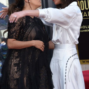 Eva Longoria enceinte et Victoria Beckham - Eva Longoria reçoit son étoile sur le Walk Of Fame à Hollywood, le 16 avril 2018 © Chris Delmas/Bestimage 