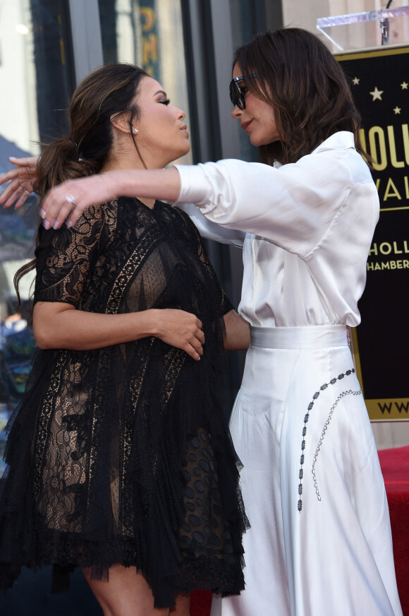 Eva Longoria enceinte et Victoria Beckham - Eva Longoria reçoit son étoile sur le Walk Of Fame à Hollywood, le 16 avril 2018 © Chris Delmas/Bestimage 