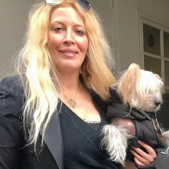 Loana, ex-star de télé-réalité soutenue par son ami Eryl Prayer.