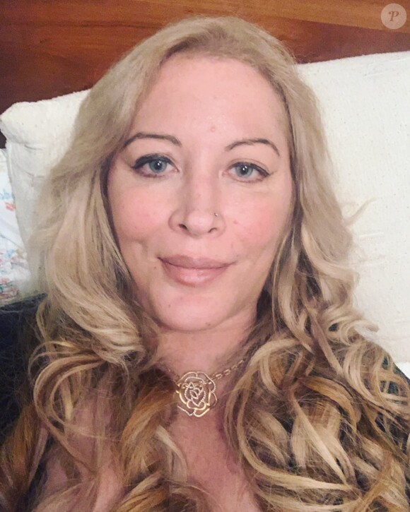 Loana, ex-star de télé-réalité soutenue par son ami Eryl Prayer.