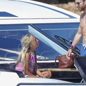 Le DJ français David Guetta et son ex-femme Cathy Guetta se retrouvent pour les vacances avec leurs enfants Tim et Angie et des amis sur un yacht à Ibiza, Espagne, le 15 août 2018. 