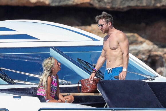 Le DJ français David Guetta et son ex-femme Cathy Guetta se retrouvent pour les vacances avec leurs enfants Tim et Angie et des amis sur un yacht à Ibiza, Espagne, le 15 août 2018. 
