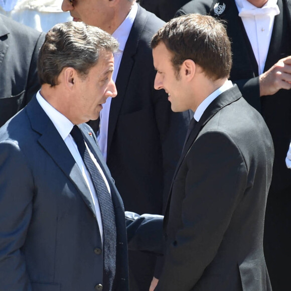 Nicolas Sarkozy et Emmanuel Macron lors de la cérémonie d'hommage national à Michel Rocard dans la cour d'honneur de l'Hôtel National des Invalides à Paris, le 7 juillet 2016.