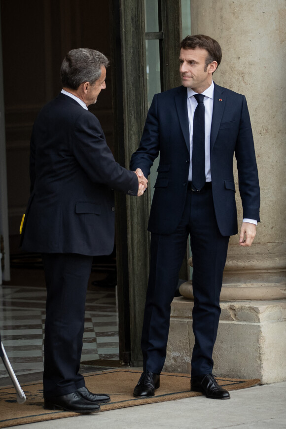 Nicolas Sarkozy et Emmanuel Macron - Le président de la République française  reçoit ses prédécesseurs pour évoquer la guerre en Ukraine au palais de l'Elysée, le 25 février 2022