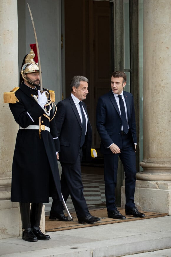 Nicolas Sarkozy et Emmanuel Macron - Le président de la République française E.Macron reçoit ses prédécesseurs pour évoquer la guerre en Ukraine au palais de l'Elysée, le 25 février 2022