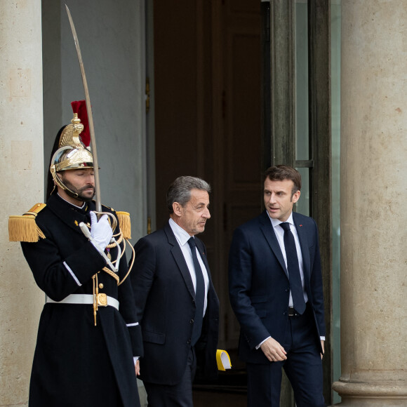 Nicolas Sarkozy et Emmanuel Macron - Le président de la République française E.Macron reçoit ses prédécesseurs pour évoquer la guerre en Ukraine au palais de l'Elysée, le 25 février 2022