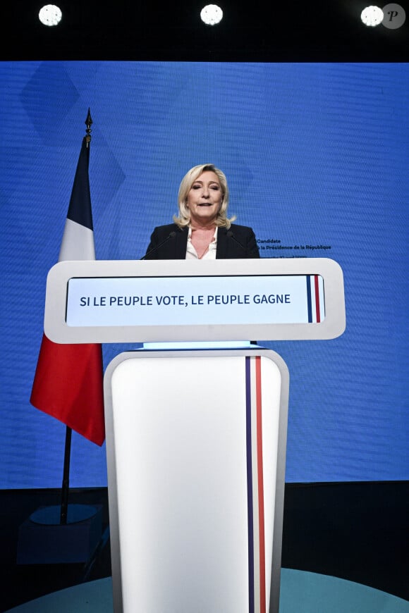 Marine Le Pen candidate du Rassemblement National (RN) à son QG lors du premier tour des élections présidentielles, à Paris le 10 avril 2022