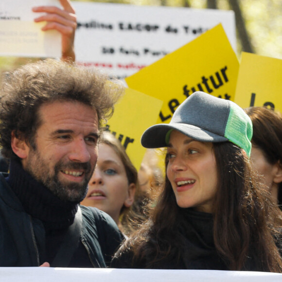 Cyril Dion, Marion Cotillard, Elsa Wolinski (fille de Georges et Maryse Wolinski) - Marche pour le futur entre la place de la Bastille et la place de la République à Paris, France, le 09 avril 2022. © Christophe Clovis / Bestimage 