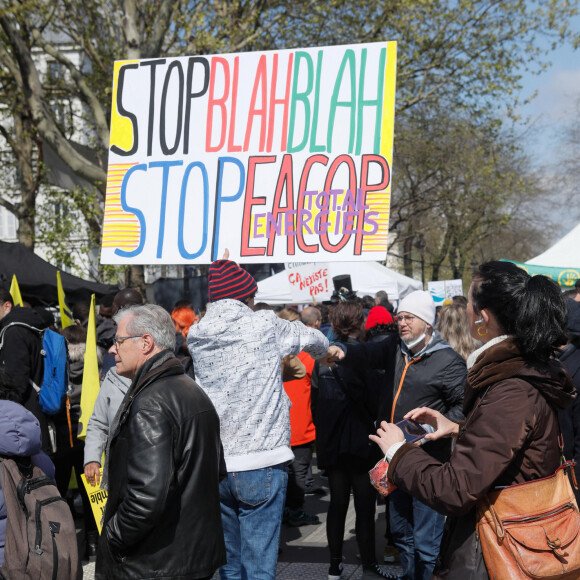 Ambiance - Marche pour le futur entre la place de la Bastille et la place de la République à Paris, France, le 09 avril 2022. © Christophe Clovis / Bestimage 