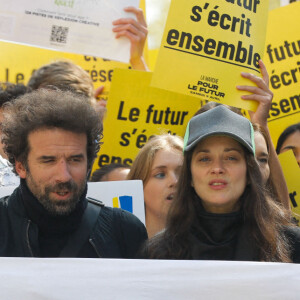 Cyril Dion, Marion Cotillard, Elsa Wolinski (fille de Georges et Maryse Wolinski) - Marche pour le futur entre la place de la Bastille et la place de la République à Paris, France, le 09 avril 2022. © Christophe Clovis / Bestimage 