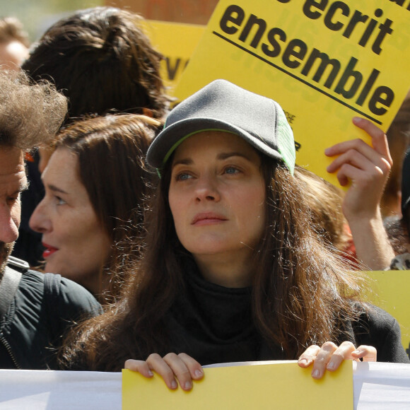 Marion Cotillard - Marche pour le futur entre la place de la Bastille et la place de la République à Paris, France, le 09 avril 2022. A la veille du scrutin des milliers de personnes manifestent dans plusieurs villes de France. Plusieurs milliers de manifestants ont marché "pour le futur" samedi dans toute la France à l'initiative d'organisations et collectifs écologistes, antiracistes, féministes et antiprécarité, à la veille du premier tour d'une l'élection présidentielle bien peu marquée par l'urgence climatique. © Christophe Clovis / Bestimage 