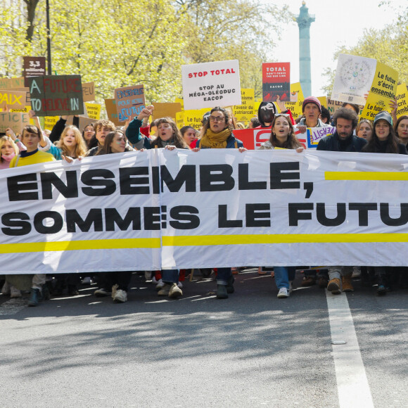 Cyril Dion, Marion Cotillard, Elsa Wolinski (fille de Georges et Maryse Wolinski) - Marche pour le futur entre la place de la Bastille et la place de la République à Paris, France, le 09 avril 2022. A la veille du scrutin des milliers de personnes manifestent dans plusieurs villes de France. Plusieurs milliers de manifestants ont marché "pour le futur" samedi dans toute la France à l'initiative d'organisations et collectifs écologistes, antiracistes, féministes et antiprécarité, à la veille du premier tour d'une l'élection présidentielle bien peu marquée par l'urgence climatique. © Christophe Clovis / Bestimage 