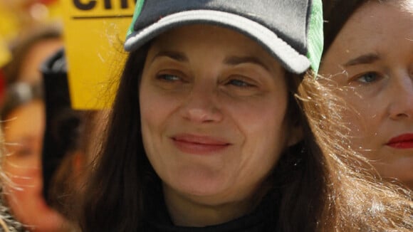 Marion Cotillard : Casquette sur la tête et poing levé... L'actrice mobilisée lors d'une manifestation