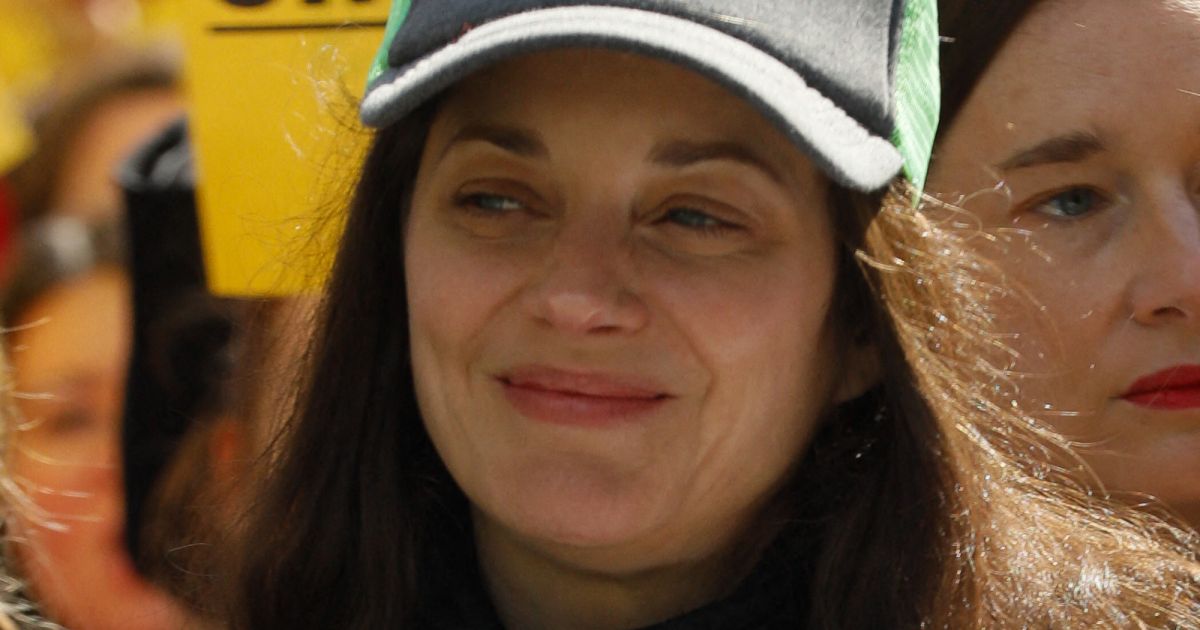 Marion Cotillard: Hebt Hut und Faust auf den Kopf … Schauspielerin sammelt sich während einer Demonstration