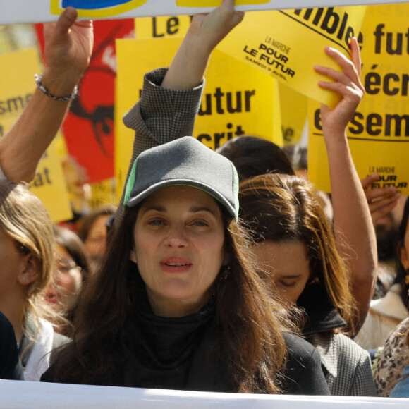 Cyril Dion, Marion Cotillard, Elsa Wolinski (fille de Georges et Maryse Wolinski) - Marche pour le futur entre la place de la Bastille et la place de la République à Paris, France, le 09 avril 2022. © Christophe Clovis / Bestimage 